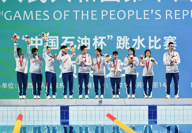 9月6日,广东队参加颁奖仪式。 新华社记者 张博文 摄